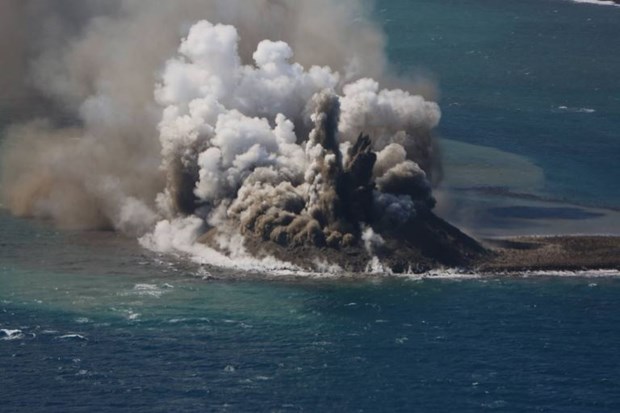 Núi lửa dưới biển phun trào hình thành hòn đảo mới ở phía Nam Tokyo - Ảnh 1.