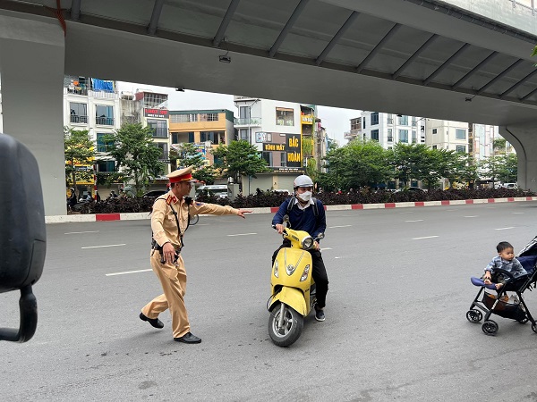 Lập lại trật tự các “điểm nóng” người dân vi phạm đi ngược chiều - Ảnh 4.