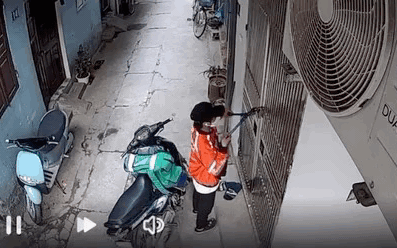Video trộm phá khoá đột nhập nhà dân giữa ban ngày ở Hà Nội