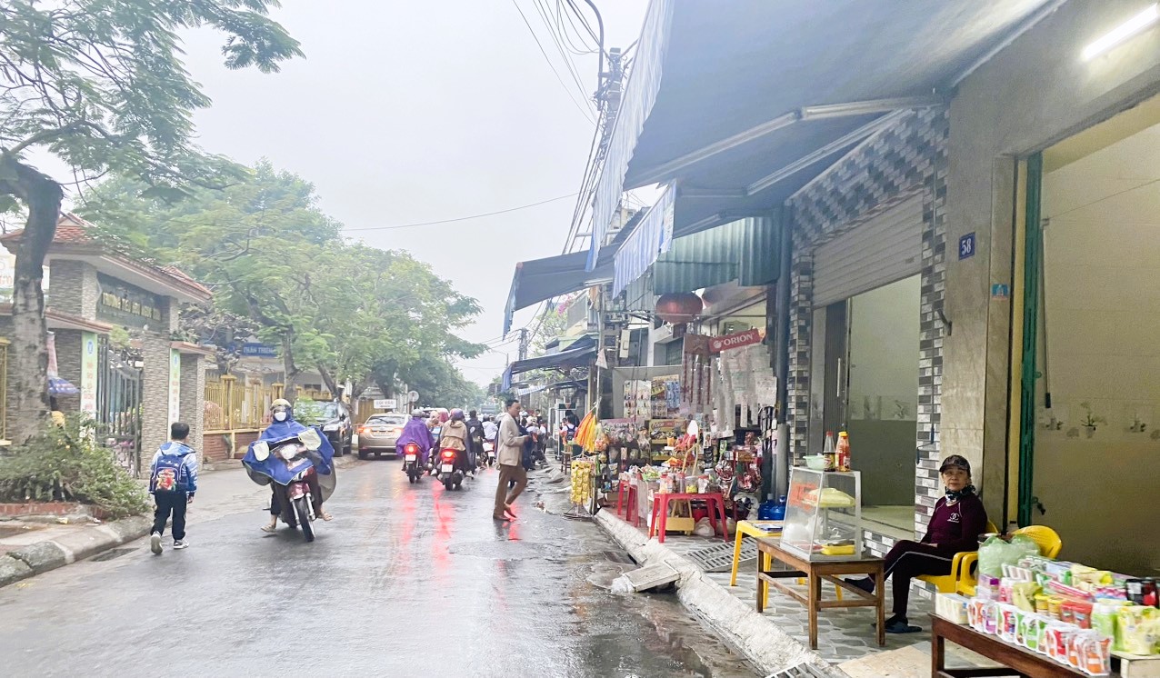 Phụ huynh đứng ngồi không yên vì đồ ăn vặt không nguồn gốc la liệt cổng trường- Ảnh 2.