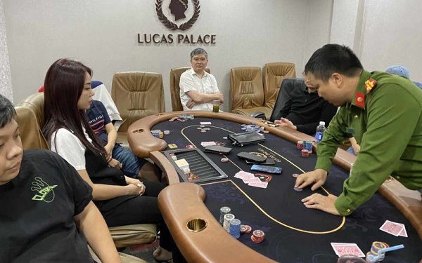 Bắt quả tang hàng chục đối tượng đánh bạc poker