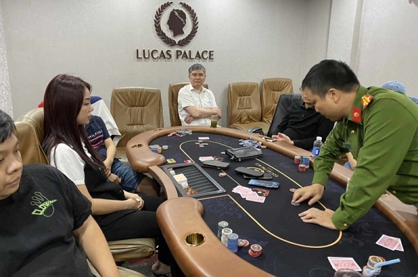 Bắt quả tang hàng chục đối tượng đánh bạc poker - Ảnh 1.