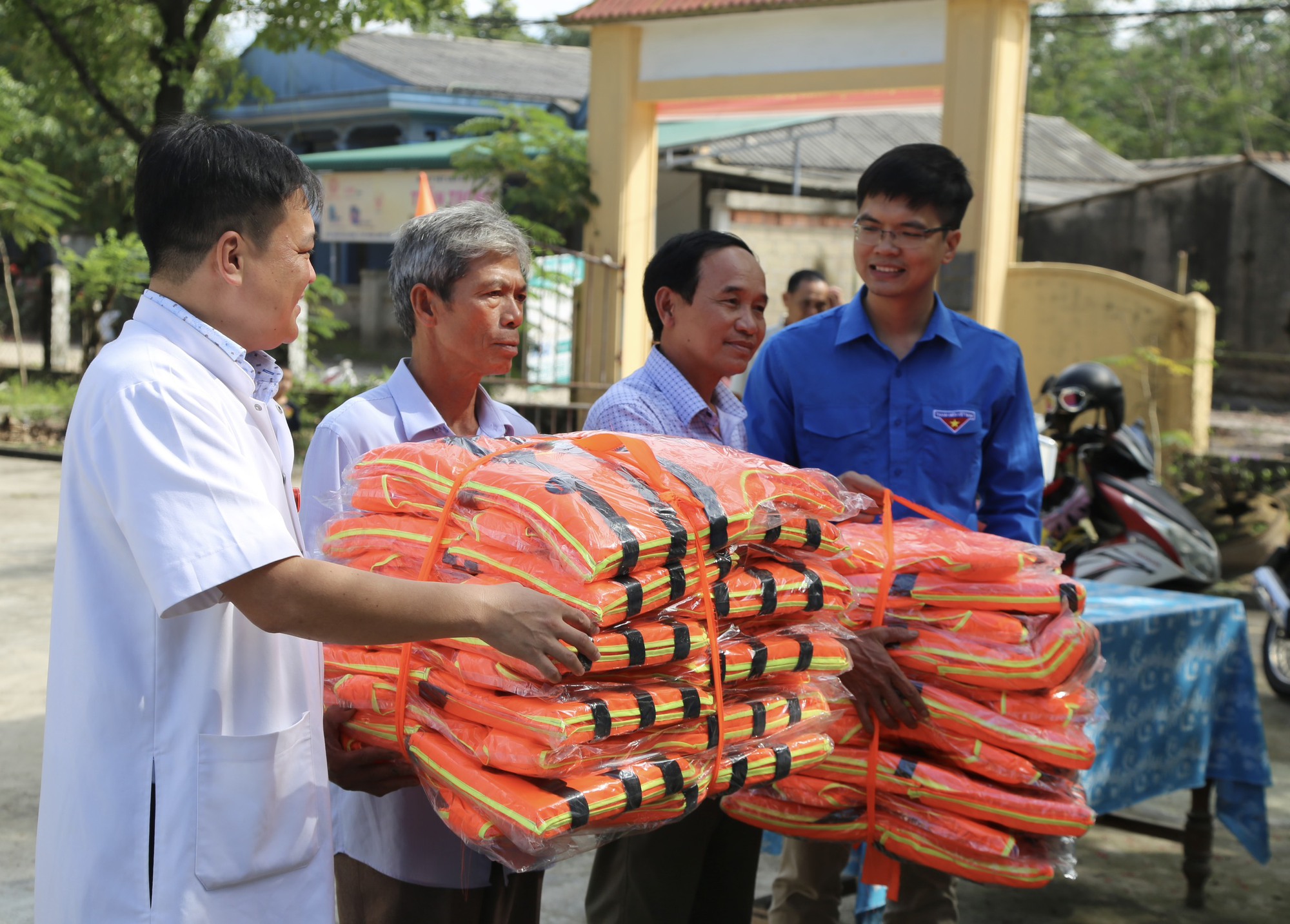 Hàng trăm người dân vùng rốn lũ được khám bệnh, cấp thuốc miễn phí- Ảnh 4.