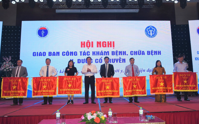 Bệnh viện Y học cổ truyền Nghệ An đón nhận cờ thi đua của Bộ Y tế