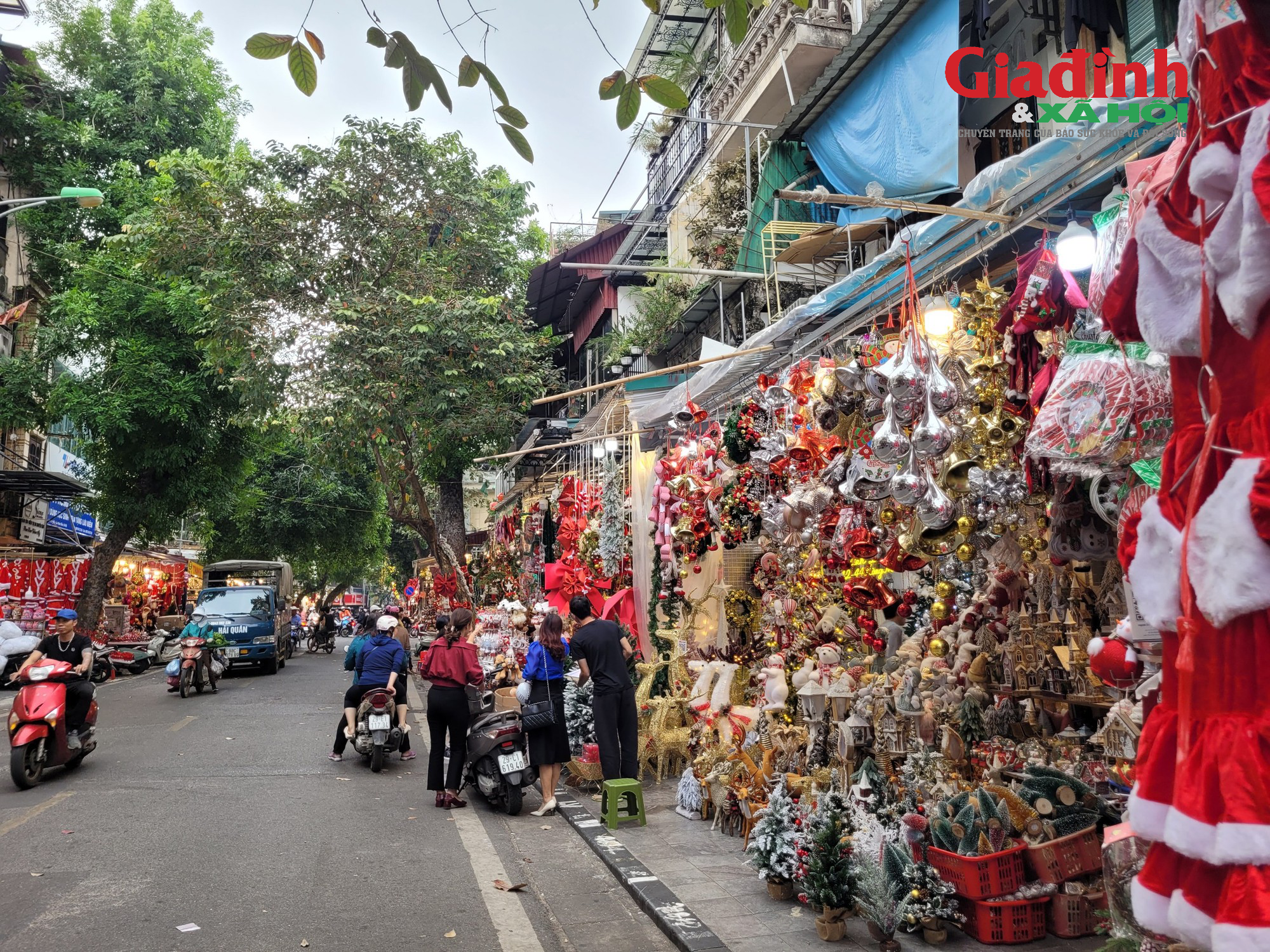 Thị trường Giáng sinh 2023: Nhiều đồ trang trí bắt mắt, phố Hàng Mã, Hàng Lược... nhộn nhịp hút khách- Ảnh 2.