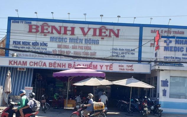 Chồng vừa ngủ dậy phát hiện con trai 1 tuổi tử vong, vợ bị thương