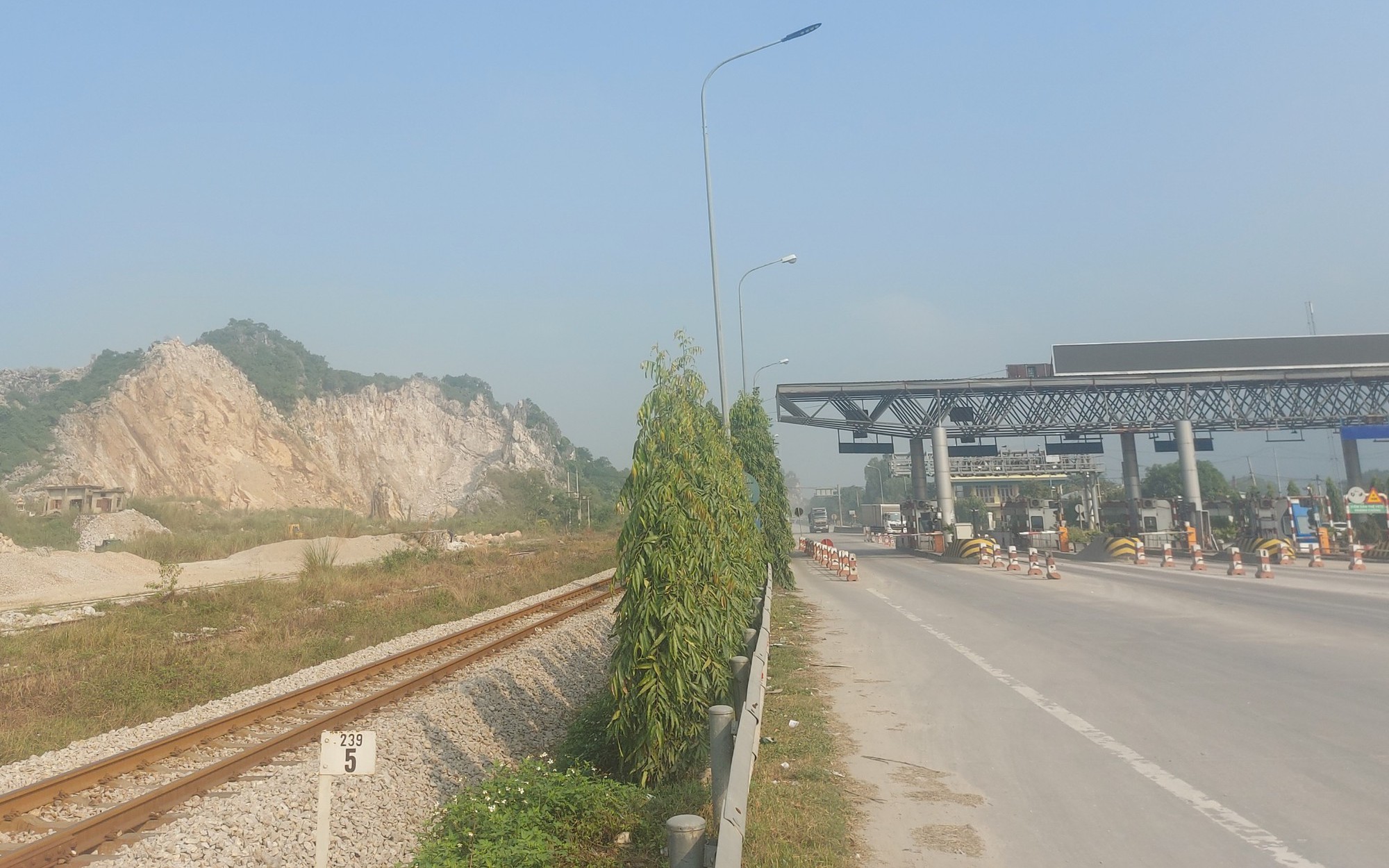 Đến bao giờ người dân hết lo sợ đá rơi vào nhà khi mỏ đá nổ mìn?