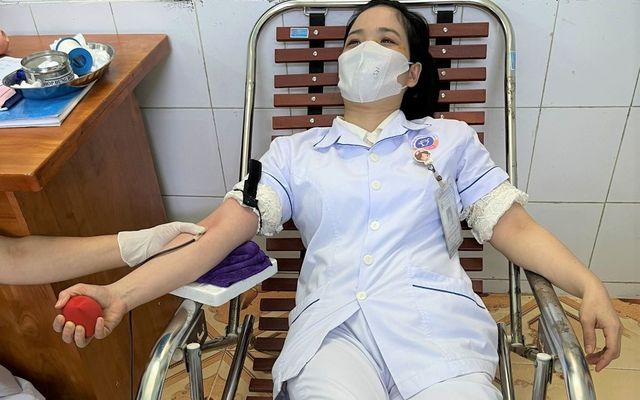 Nhiều bác sĩ, nhân viên y tế vừa cấp cứu vừa hiến máu cứu người bệnh thoát cơn nguy kịch