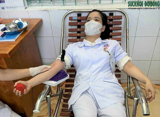 Nhiều bác sĩ, nhân viên y tế vừa cấp cứu vừa hiến máu cứu người bệnh thoát cơn nguy kịch- Ảnh 1.