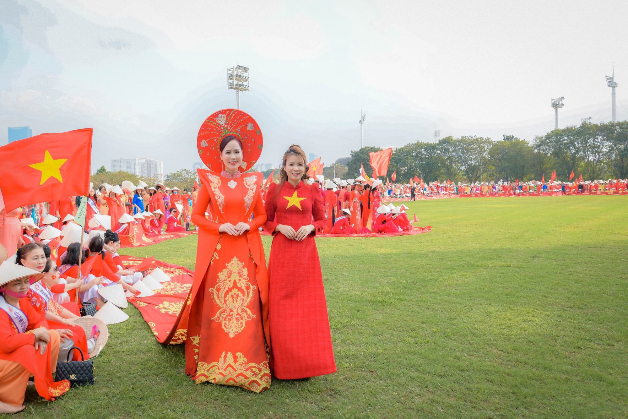 NTK Hoàng Ly mang áo dài kỷ lục cùng hàng nghìn người xếp hình bản đồ Việt Nam tại sân Mỹ Đình- Ảnh 4.