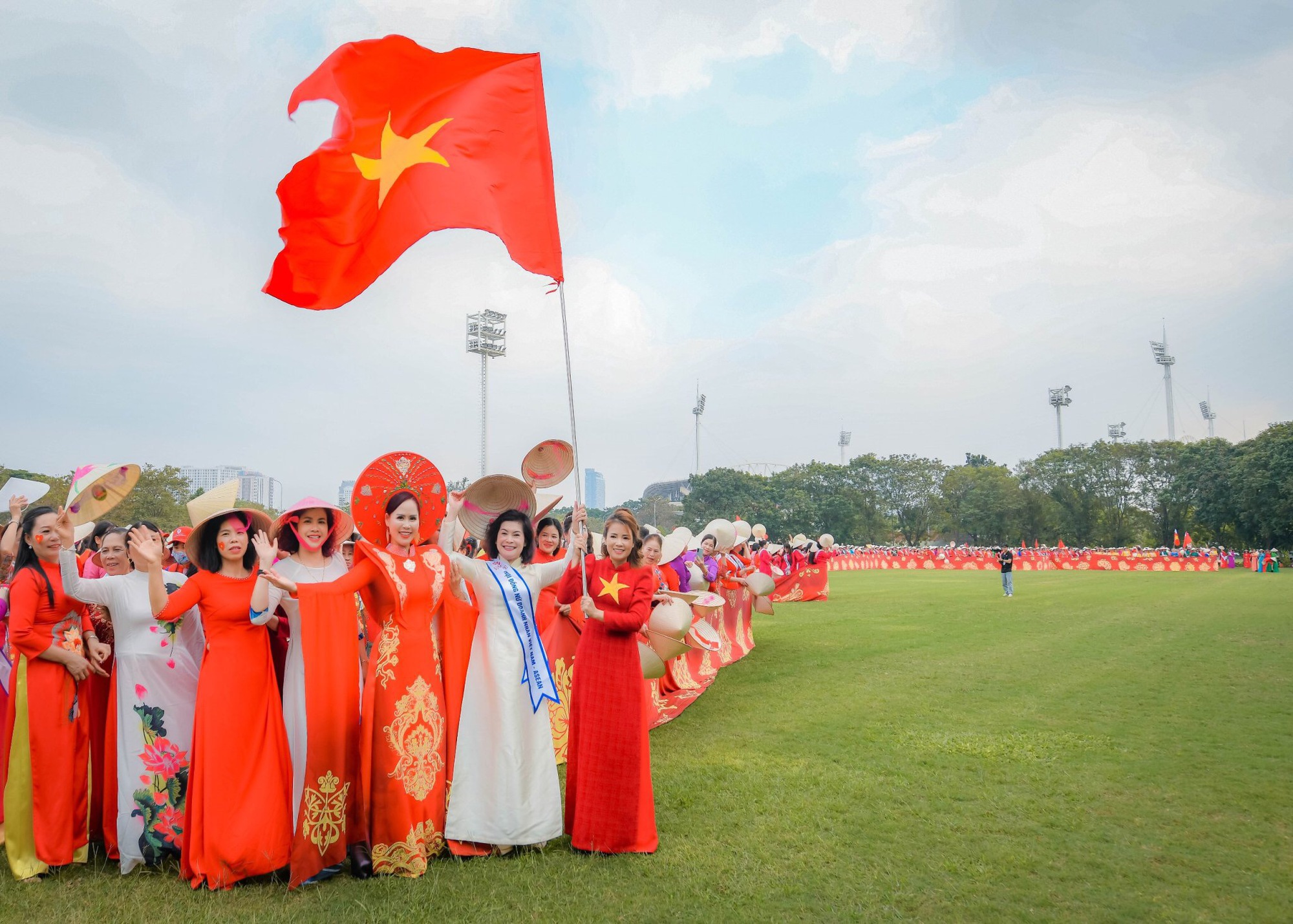 NTK Hoàng Ly mang áo dài kỷ lục cùng hàng nghìn người xếp hình bản đồ Việt Nam tại sân Mỹ Đình- Ảnh 5.