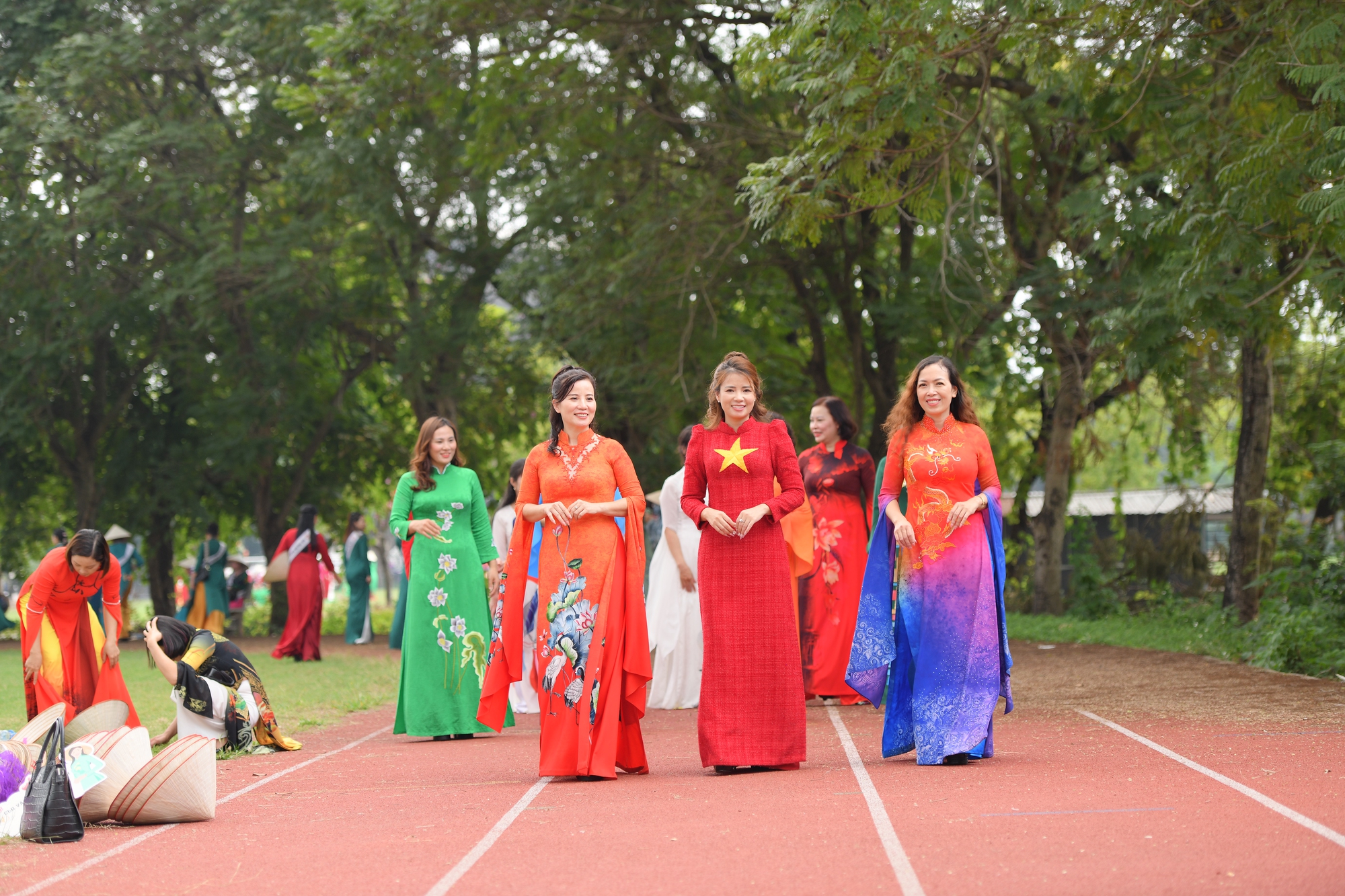 NTK Hoàng Ly mang áo dài kỷ lục cùng hàng nghìn người xếp hình bản đồ Việt Nam tại sân Mỹ Đình- Ảnh 7.