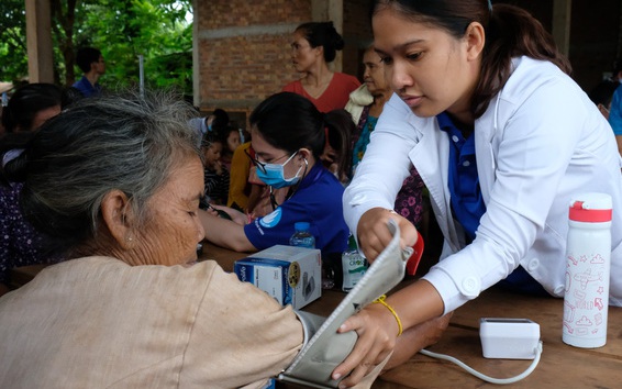 Nữ bác sĩ quân y đam mê hoạt động cộng đồng, nghiên cứu khoa học để chăm sóc sức khỏe người dân