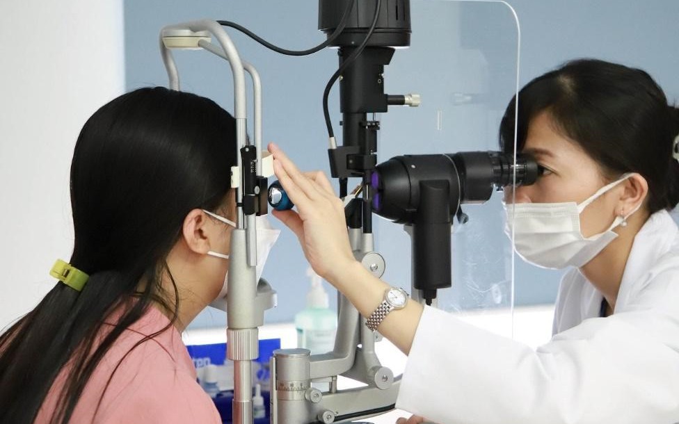 Cận bao nhiêu độ nên mổ mắt?