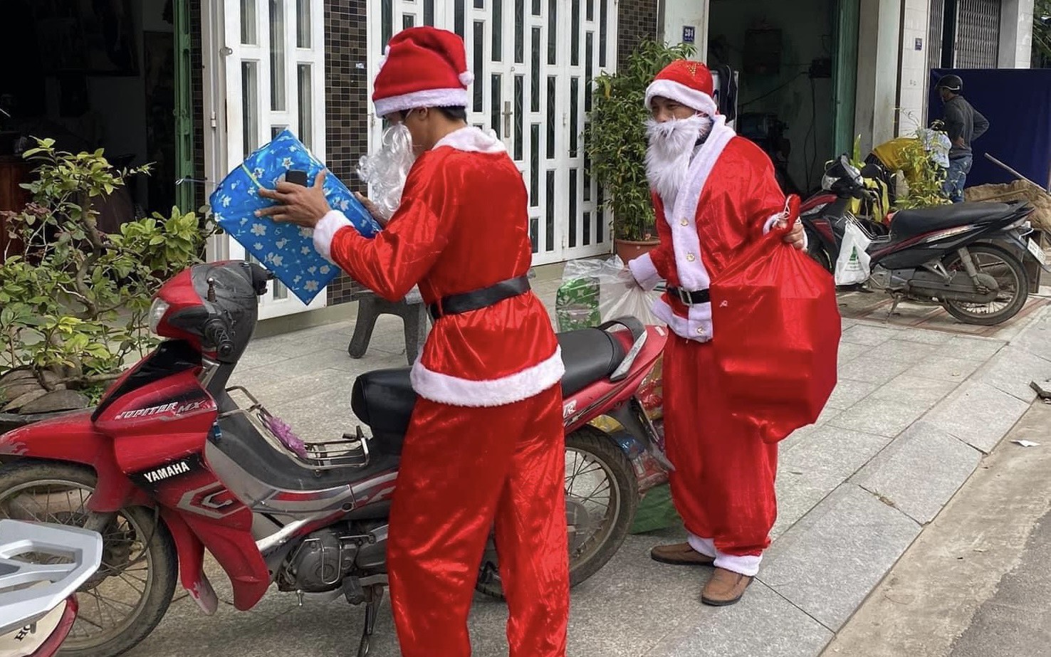 Dịch vụ ông già Noel nhộn nhịp trước Giáng sinh