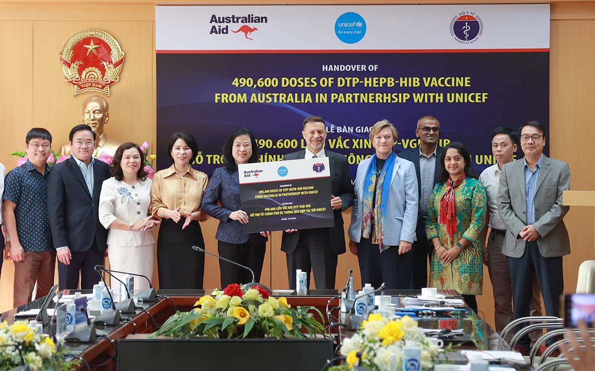 Dự kiến tối mai 490.600 liều vaccine &quot;5 trong 1&quot; về Việt Nam, Bộ trưởng Bộ Y tế yêu cầu hành động nhanh nhất để tiêm chủng cho trẻ