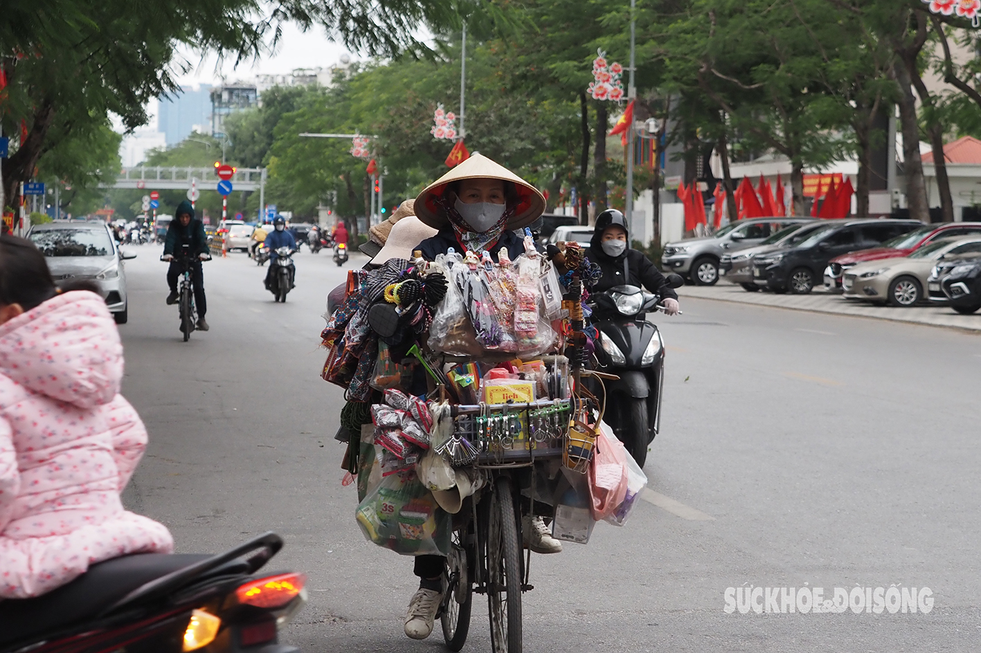 Hà Nội giá lạnh, người lao động co ro đốt lửa sưởi ấm- Ảnh 6.