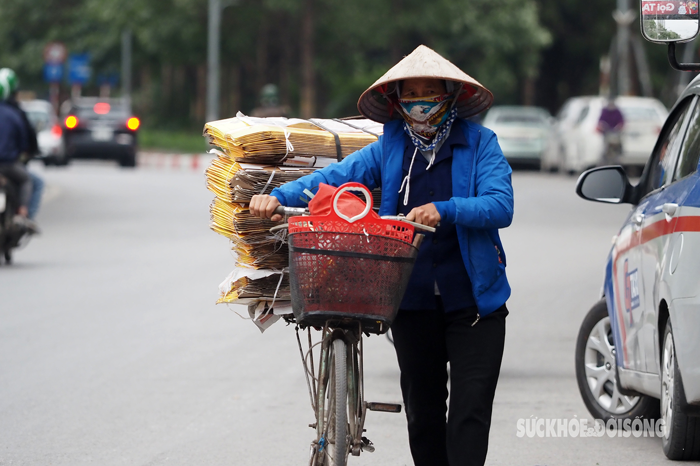 Hà Nội giá lạnh, người lao động co ro đốt lửa sưởi ấm- Ảnh 7.