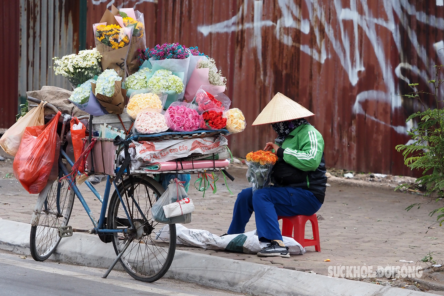 Hà Nội giá lạnh, người lao động co ro đốt lửa sưởi ấm- Ảnh 8.