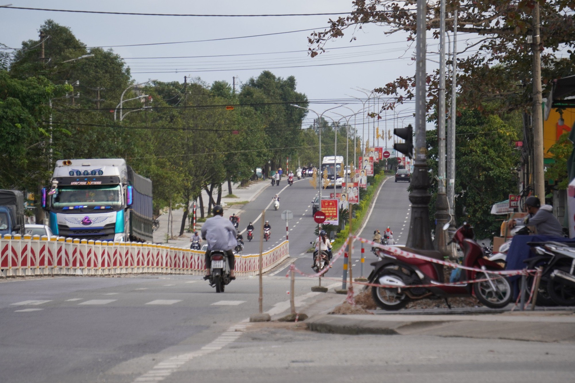 Người dân khổ sở vì dự án chỉnh trang vỉa hè thi công ì ạch- Ảnh 1.