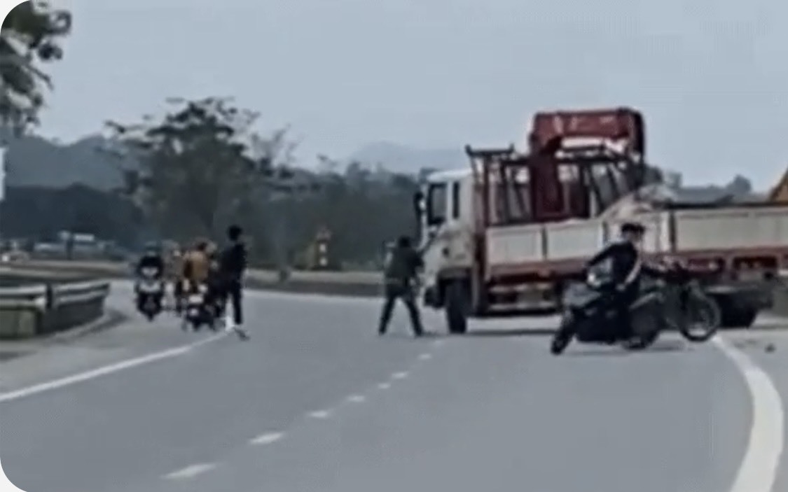 Video nhóm thanh niên cầm hung khí chặn xe tải trên quốc lộ