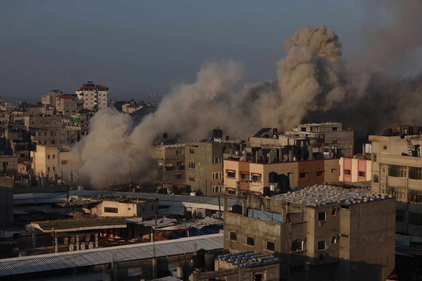 Israel dồn dập tấn công 200 mục tiêu ở Gaza, chuẩn bị cuộc chiến lâu dài với Hamas- Ảnh 1.