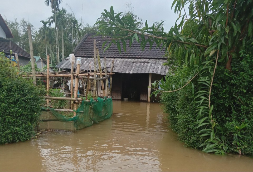 Mưa lớn trong đêm, nhiều nơi ở Huế bì bõm trong nước- Ảnh 3.