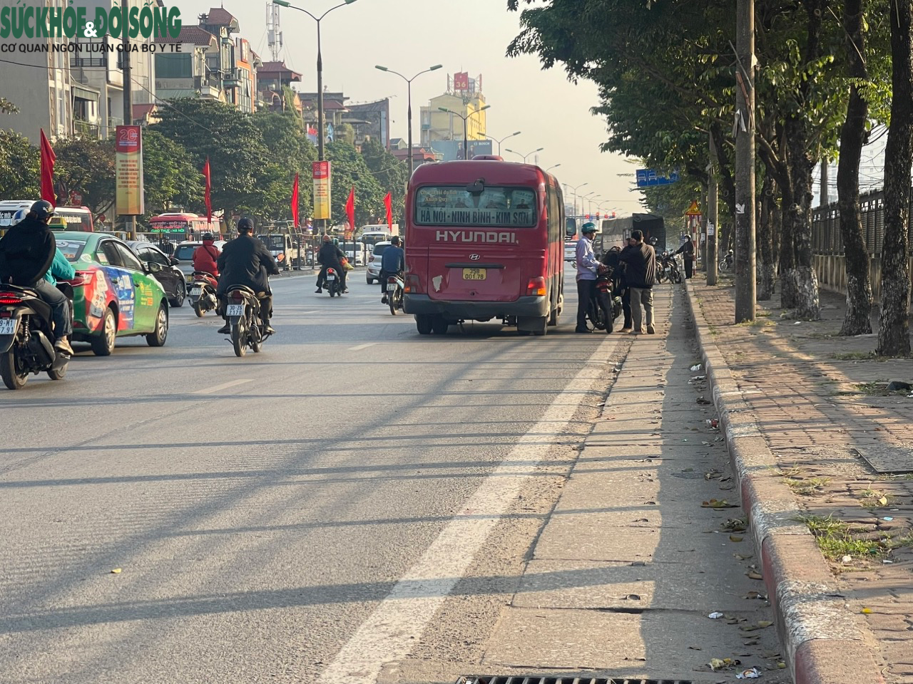 Hà Nội: Hàng loạt xe khách 'họp chợ' trên đường- Ảnh 10.