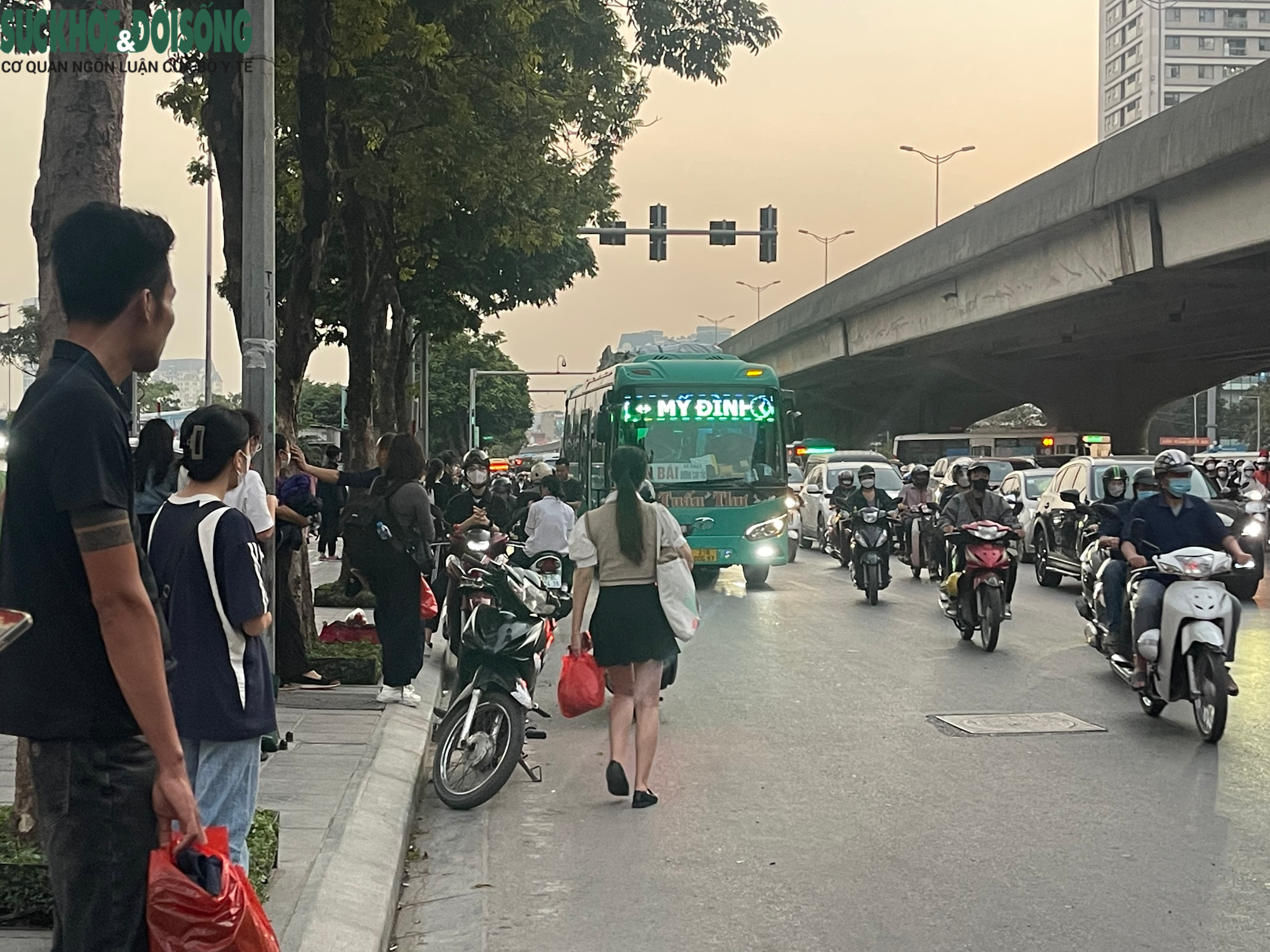 Hà Nội: Hàng loạt xe khách 'họp chợ' trên đường- Ảnh 1.