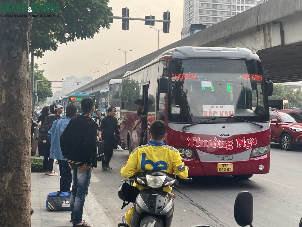 Hà Nội: Hàng loạt xe khách 'họp chợ' trên đường- Ảnh 2.