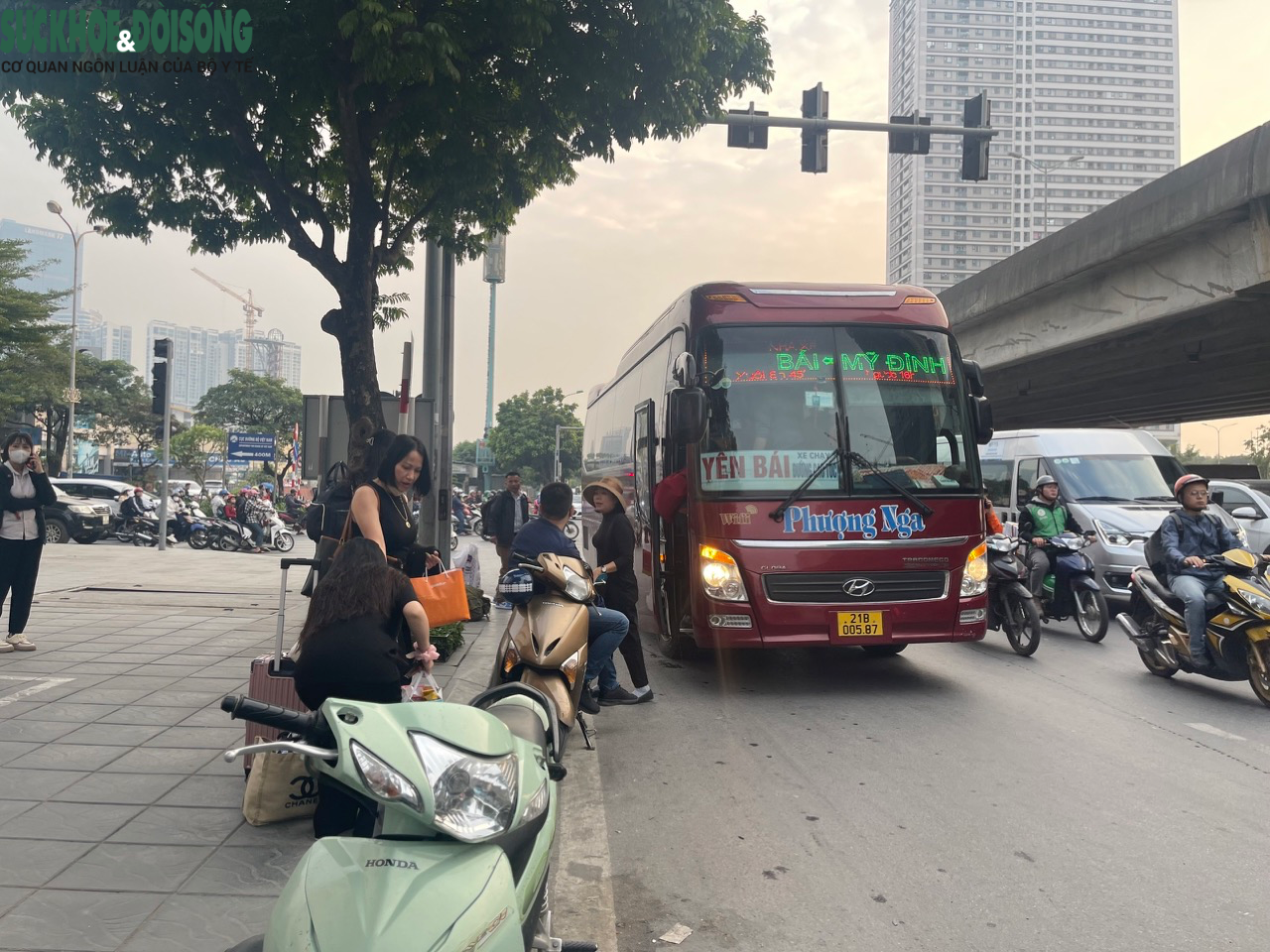 Hà Nội: Hàng loạt xe khách 'họp chợ' trên đường- Ảnh 3.