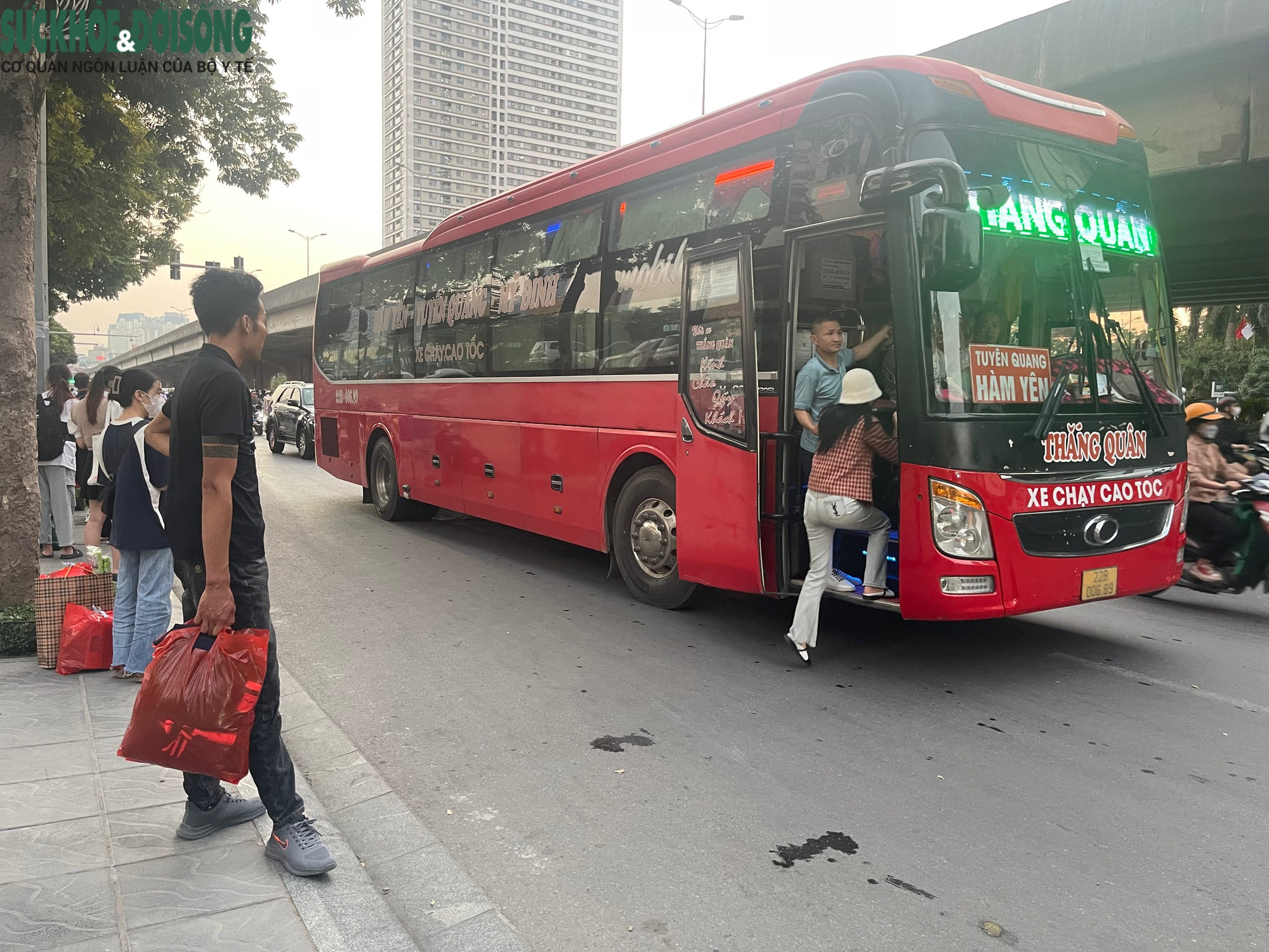 Hà Nội: Hàng loạt xe khách 'họp chợ' trên đường- Ảnh 5.
