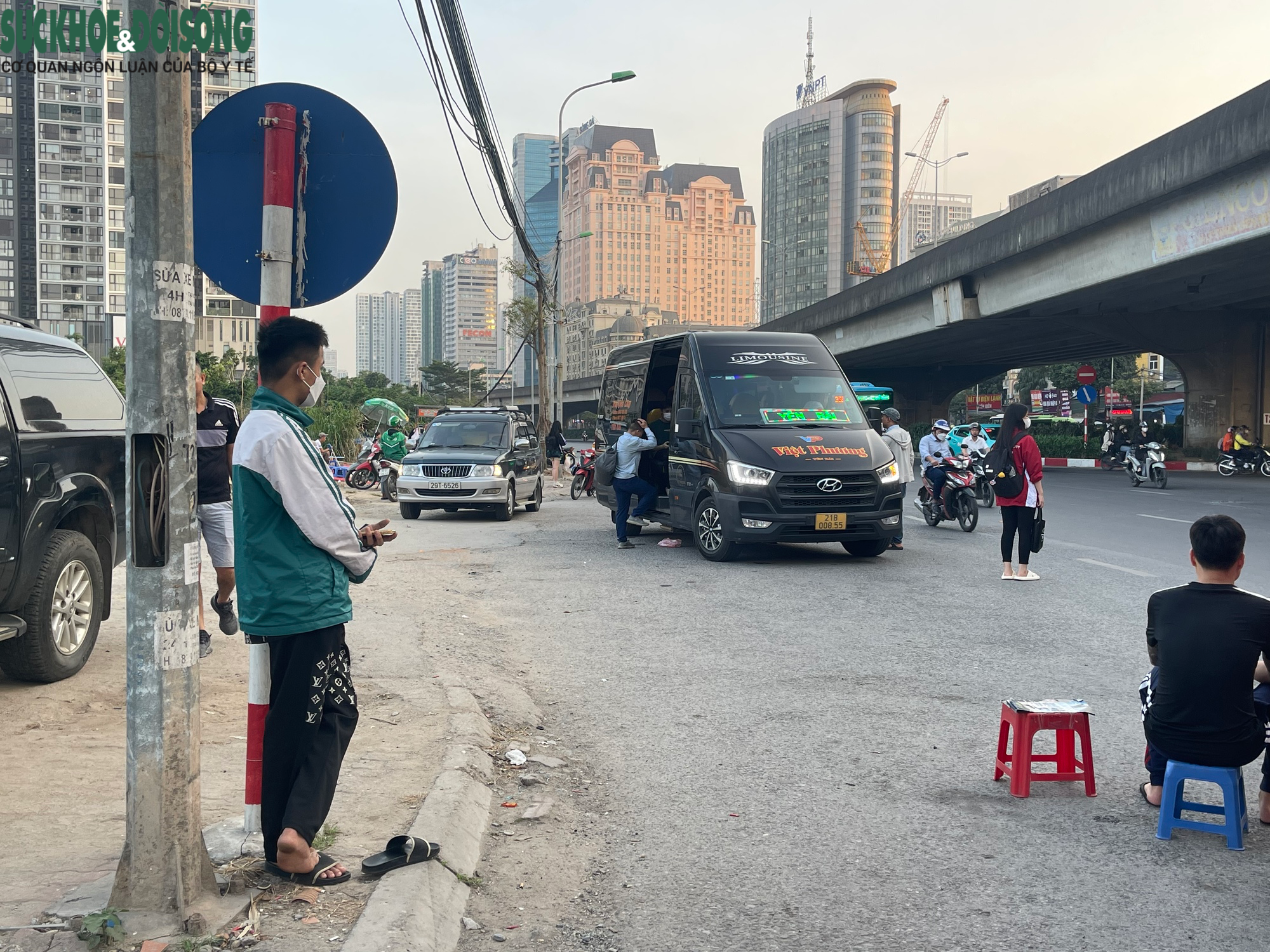 Hà Nội: Hàng loạt xe khách 'họp chợ' trên đường- Ảnh 6.
