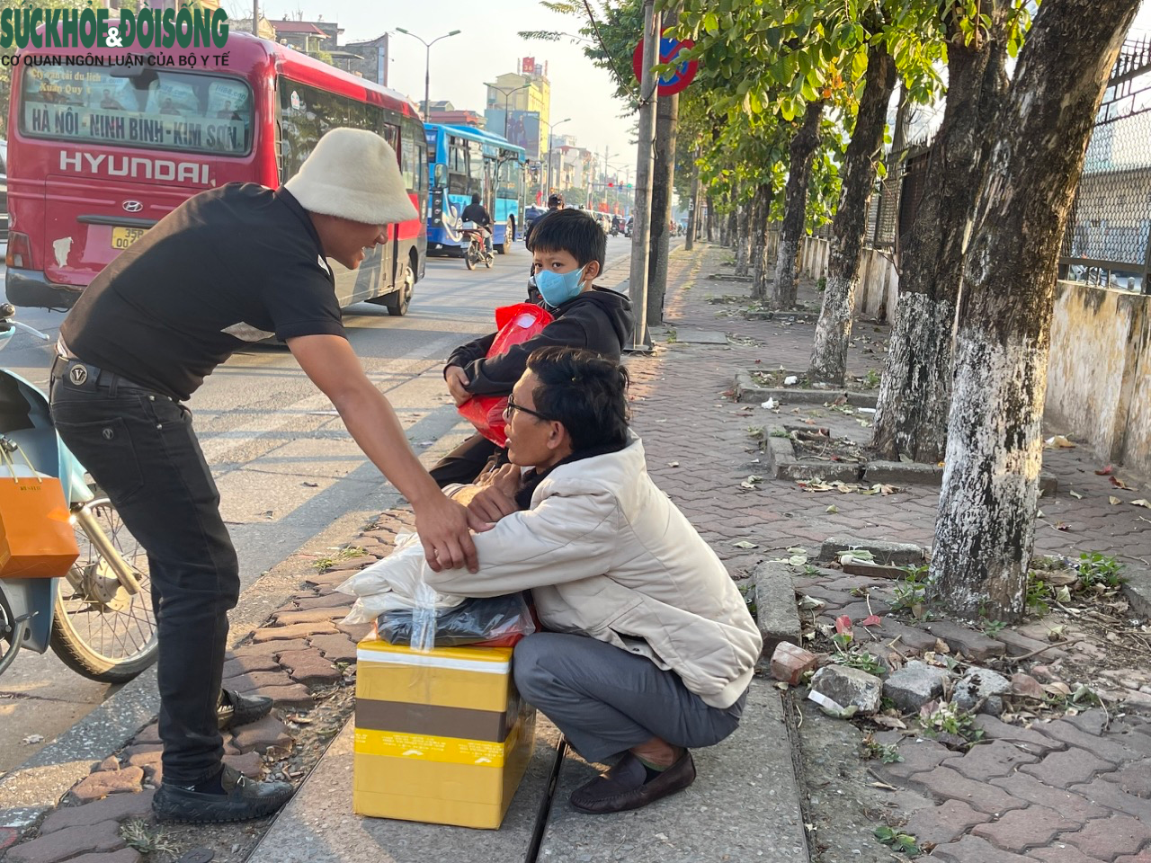Hà Nội: Hàng loạt xe khách 'họp chợ' trên đường- Ảnh 9.