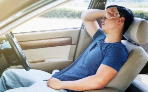 Vì sao ngủ trong ô tô bật điều hòa có thể gây tử vong?