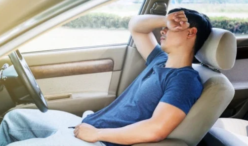 Vì sao ngủ trong ô tô bật điều hòa có thể gây tử vong?- Ảnh 1.