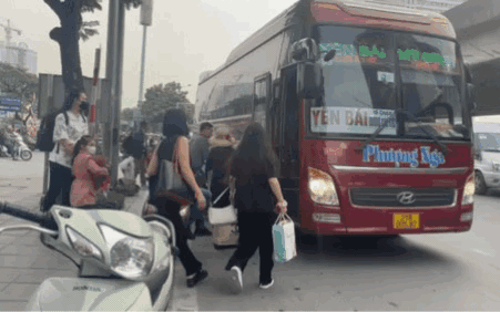 Hà Nội: Hàng loạt xe khách &quot;họp chợ&quot; trên đường