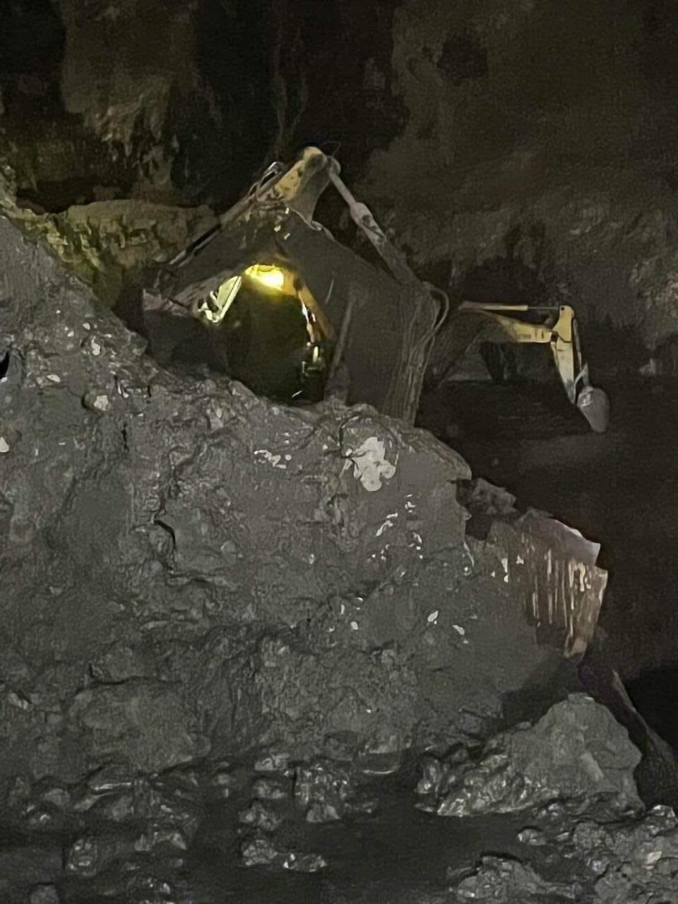 Chưa tìm thấy người mất tích trong vụ sạt lở mỏ than lộ thiên ở Quảng Ninh- Ảnh 1.