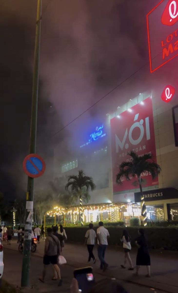 TP Hồ Chí Minh: Cháy Lotte Mart Quận 7, hàng trăm người tháo chạy- Ảnh 1.