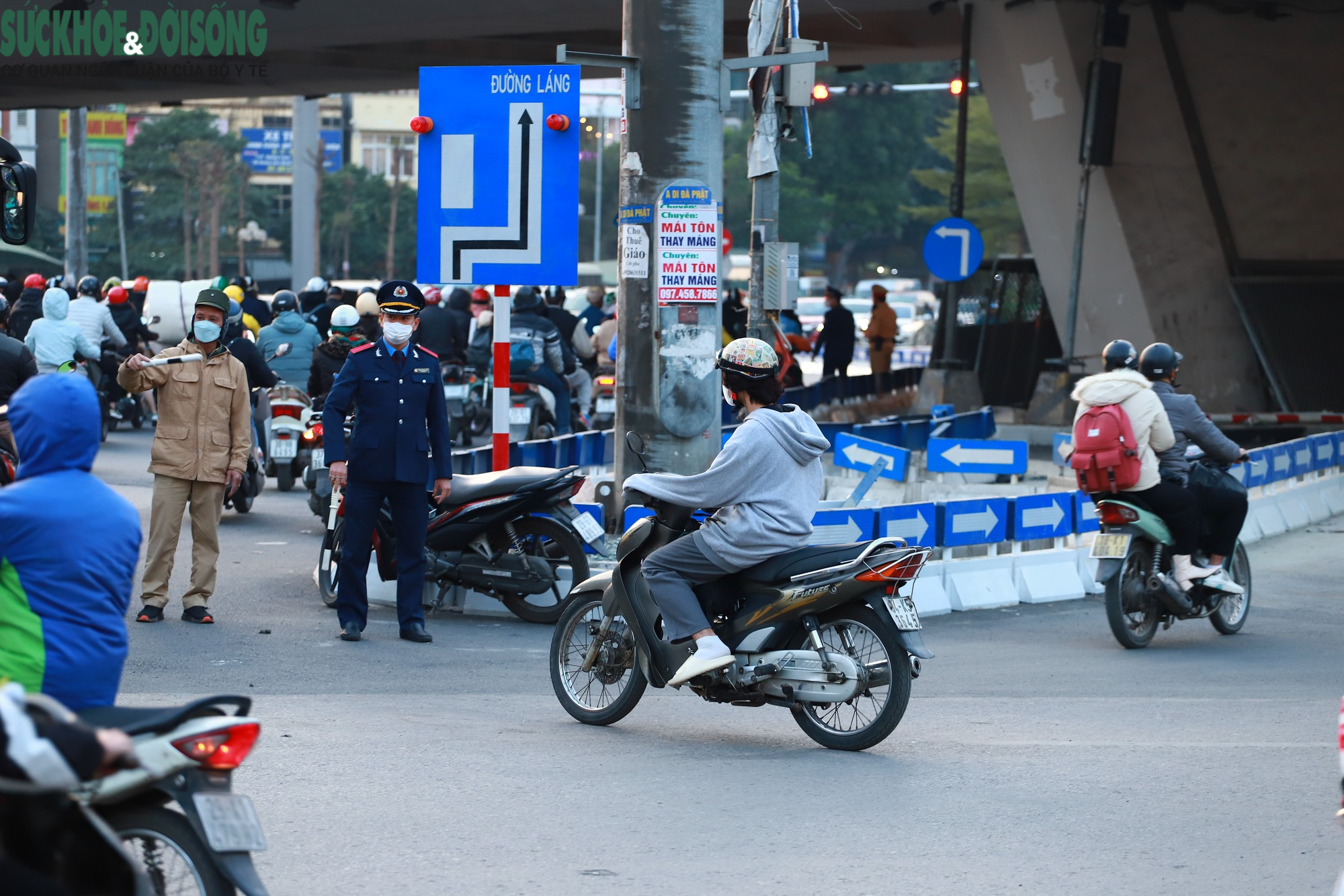 Điều chỉnh giao thông Ngã Tư Sở, người dân chật vật đi lùi, quay xe- Ảnh 18.