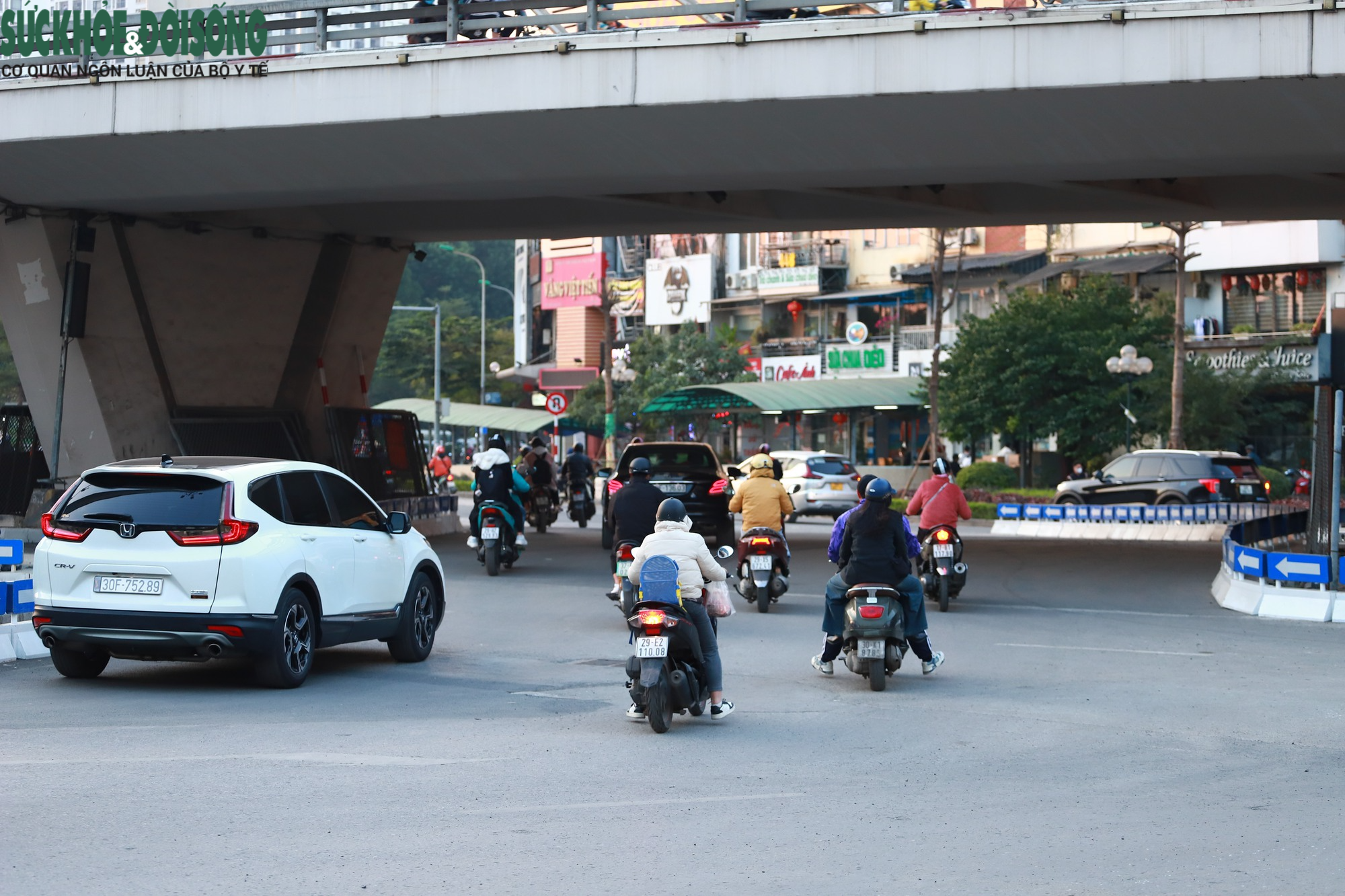 Điều chỉnh giao thông Ngã Tư Sở, người dân chật vật đi lùi, quay xe- Ảnh 19.