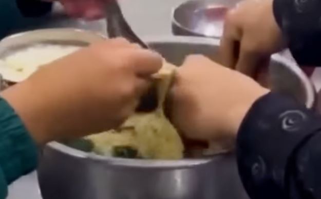 Lào Cai báo cáo Thủ tướng vụ 11 học sinh ăn 2 gói mì tôm chan cơm- Ảnh 1.