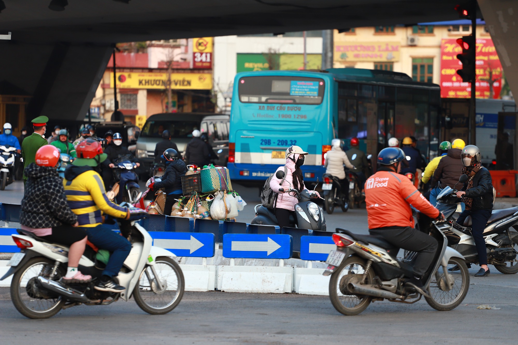 Điều chỉnh giao thông Ngã Tư Sở, người dân chật vật đi lùi, quay xe- Ảnh 12.