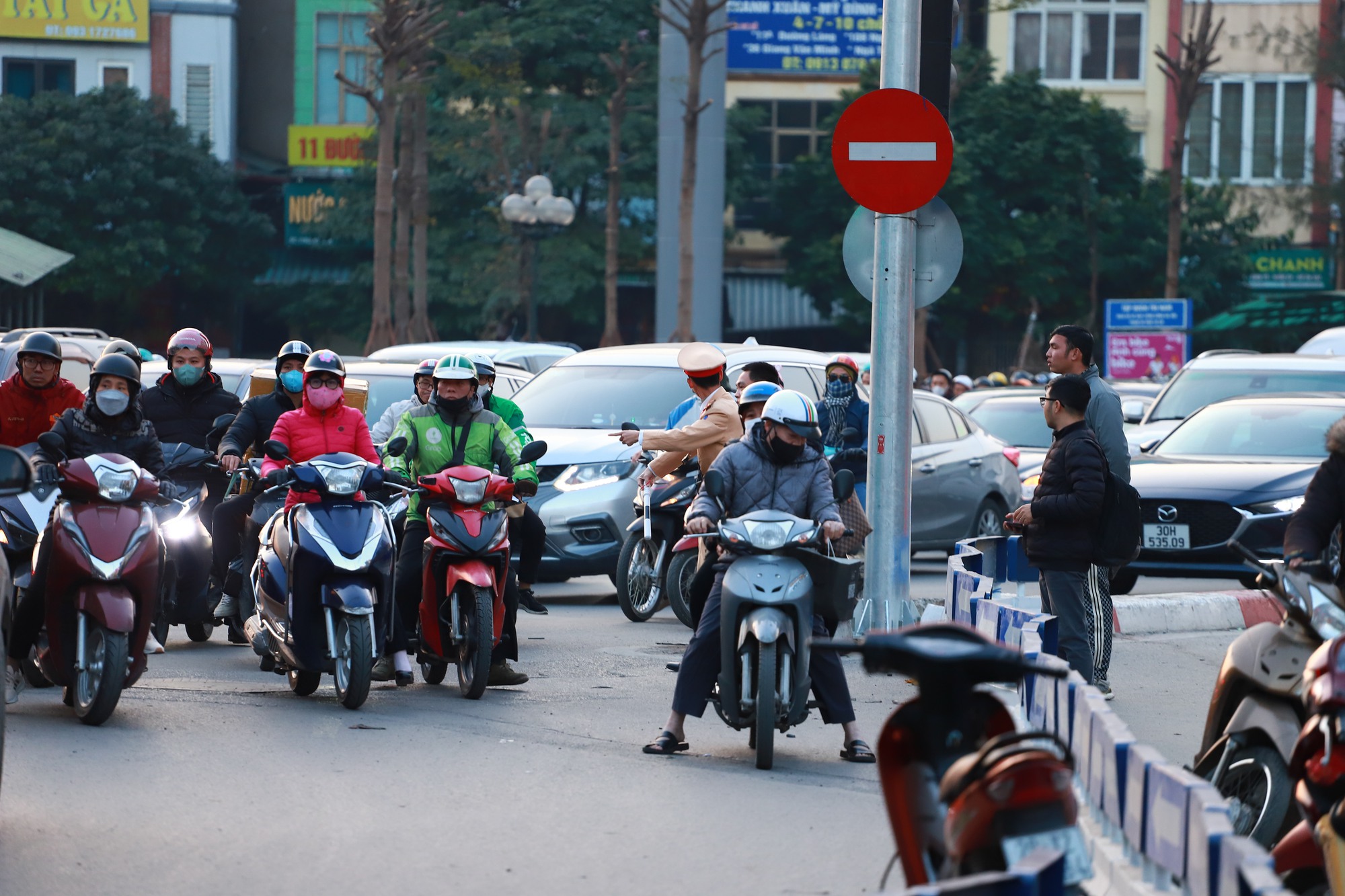 Điều chỉnh giao thông Ngã Tư Sở, người dân chật vật đi lùi, quay xe- Ảnh 7.