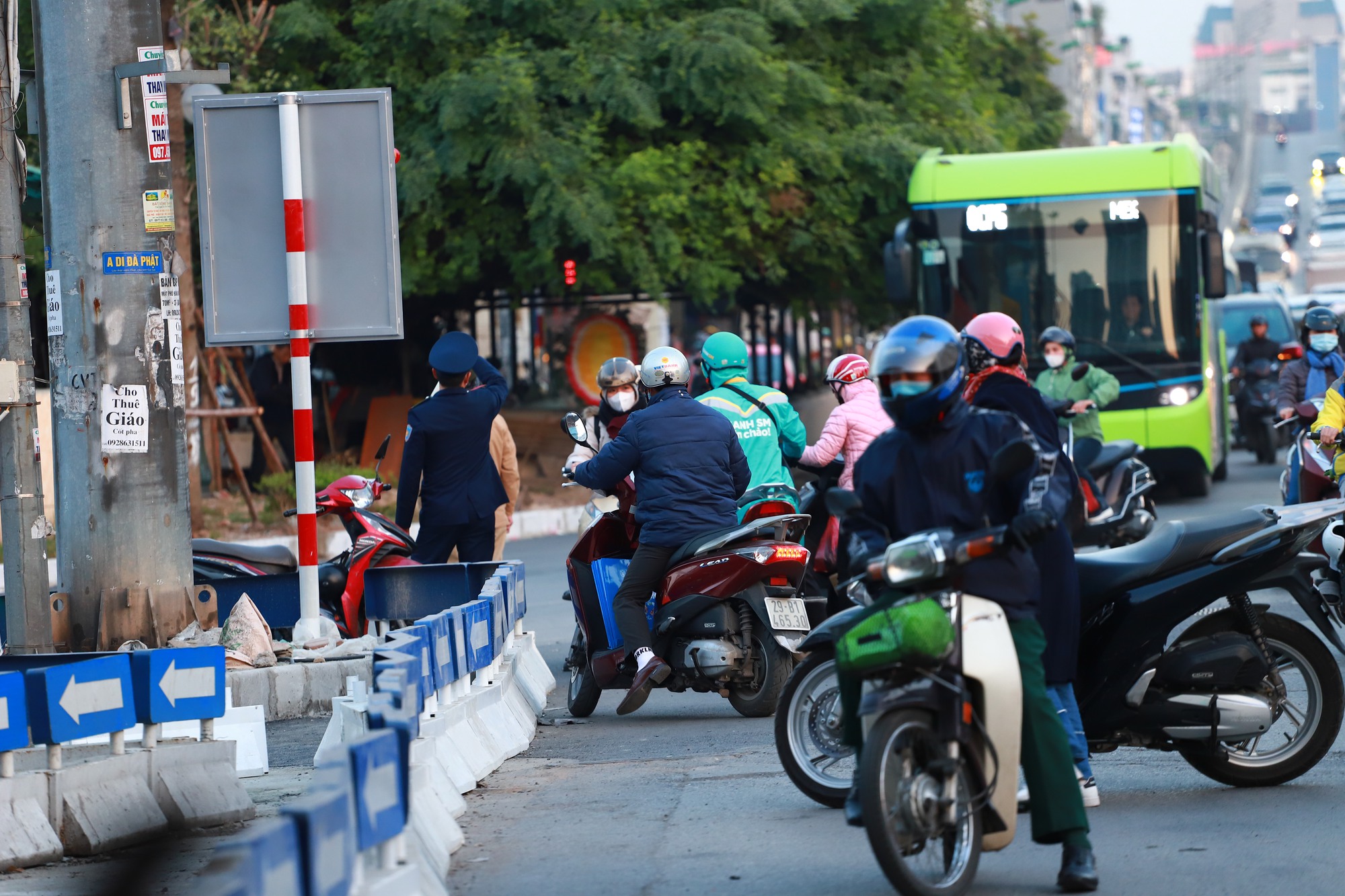 Điều chỉnh giao thông Ngã Tư Sở, người dân chật vật đi lùi, quay xe- Ảnh 17.