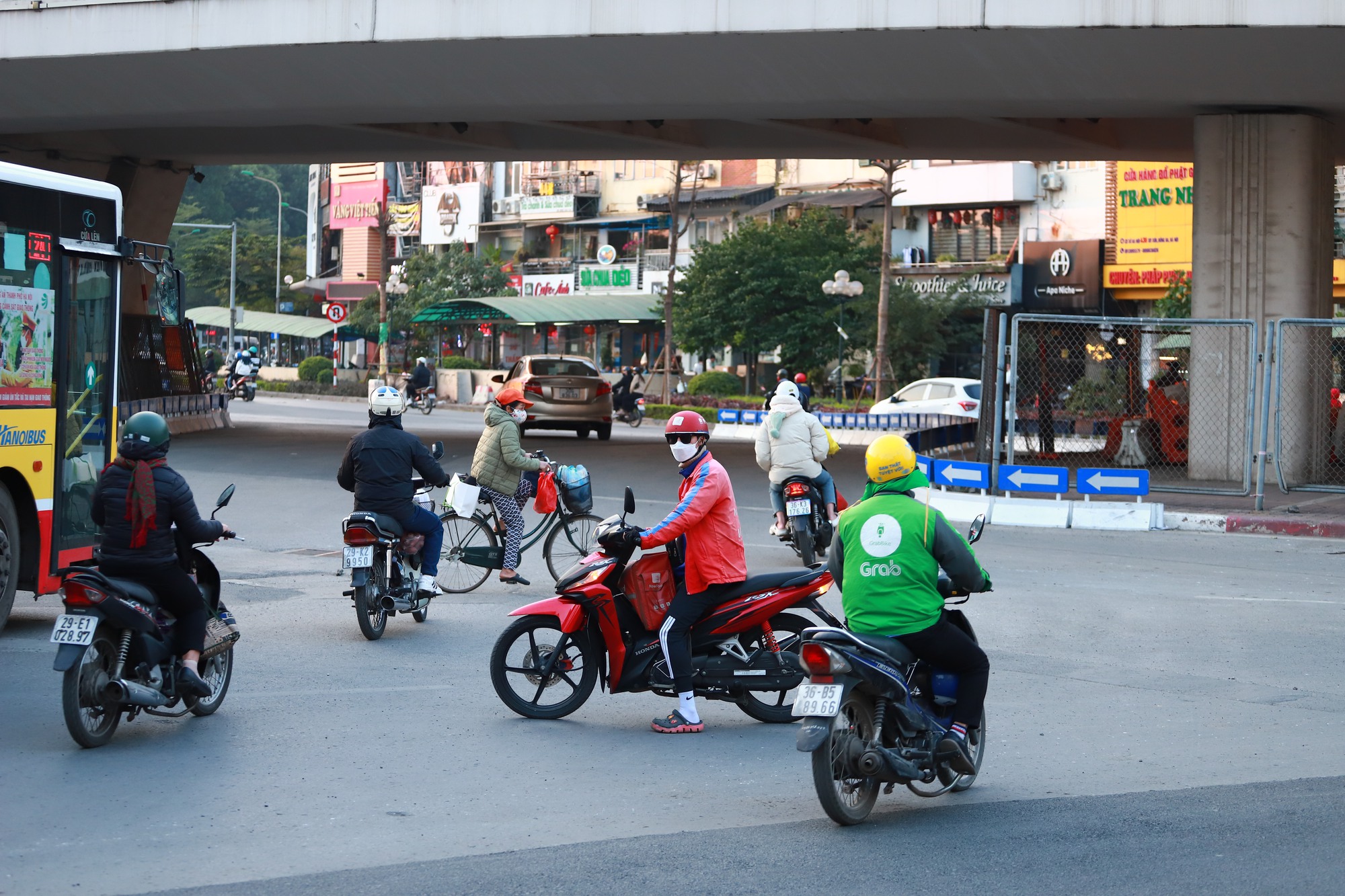 Điều chỉnh giao thông Ngã Tư Sở, người dân chật vật đi lùi, quay xe- Ảnh 10.