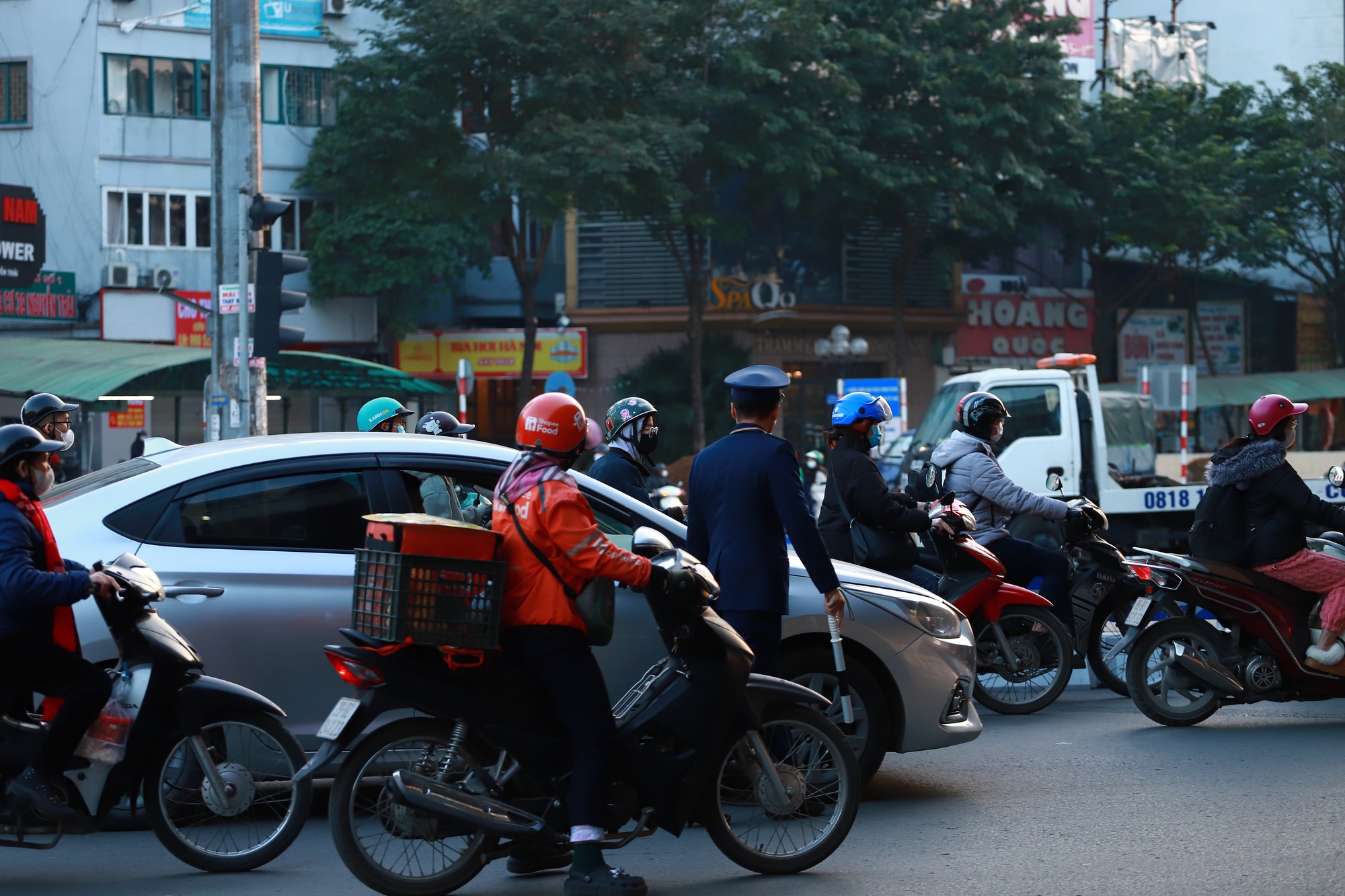 Điều chỉnh giao thông Ngã Tư Sở, người dân chật vật đi lùi, quay xe- Ảnh 8.