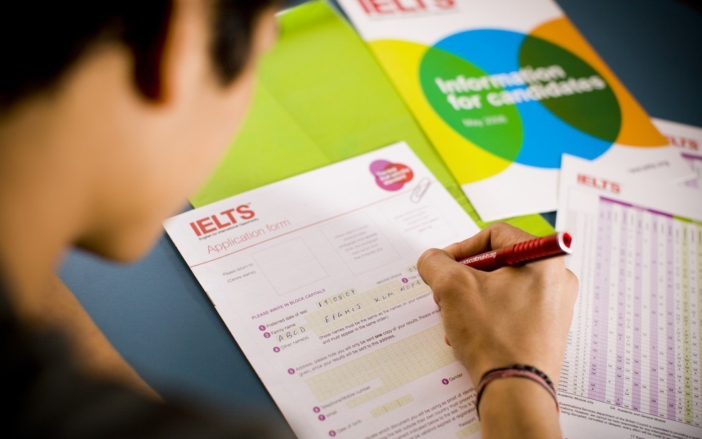 Phụ huynh đổ xô cho con luyện thi IELTS để mong ‘chắc suất’ vào đại học