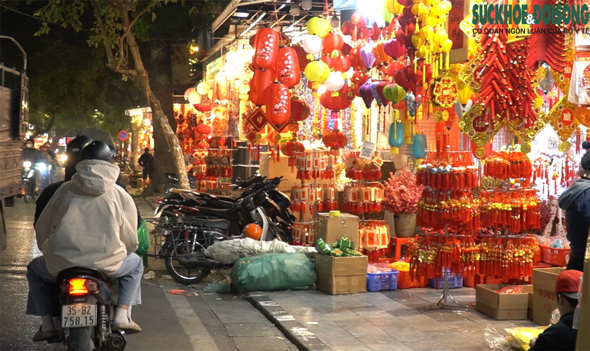 Tết cận kề, phố Hàng Mã được 'nhuộm đỏ' đồ trang trí- Ảnh 6.