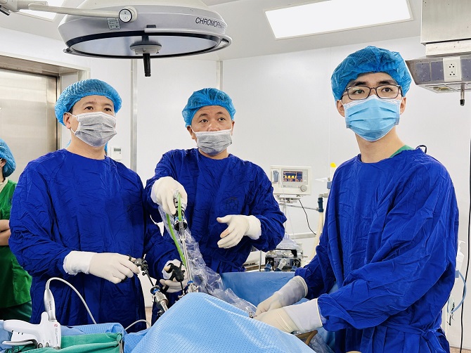 Phẫu thuật nội soi cắt gan, đại trực tràng bằng kỹ thuật mới- Ảnh 1.